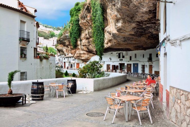 Terraza de un bar en la calle cuevas de la sombra, Setenil de las Bodegas